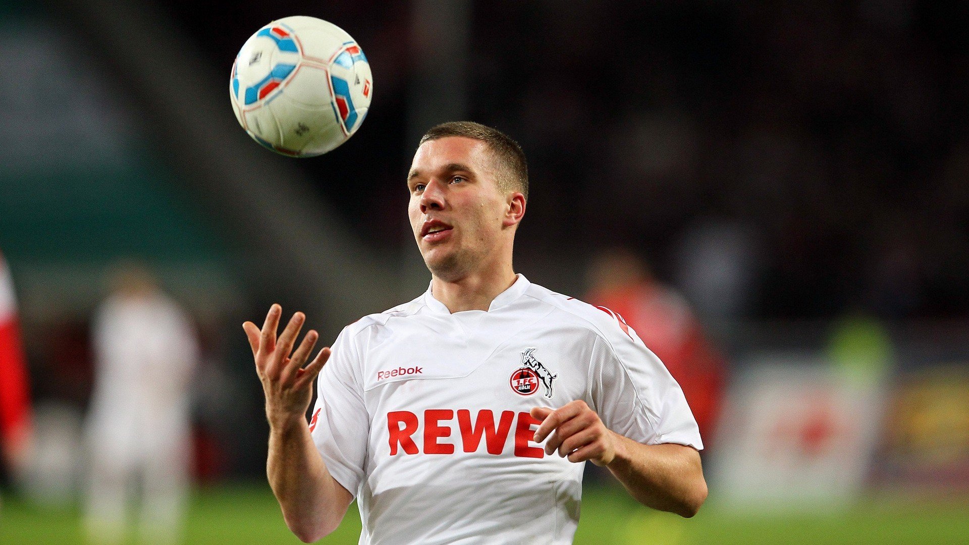 皇冠体育在线-田径赛场焦点！韩国队对阵巴西队，超级对决，球迷热情点燃赛场